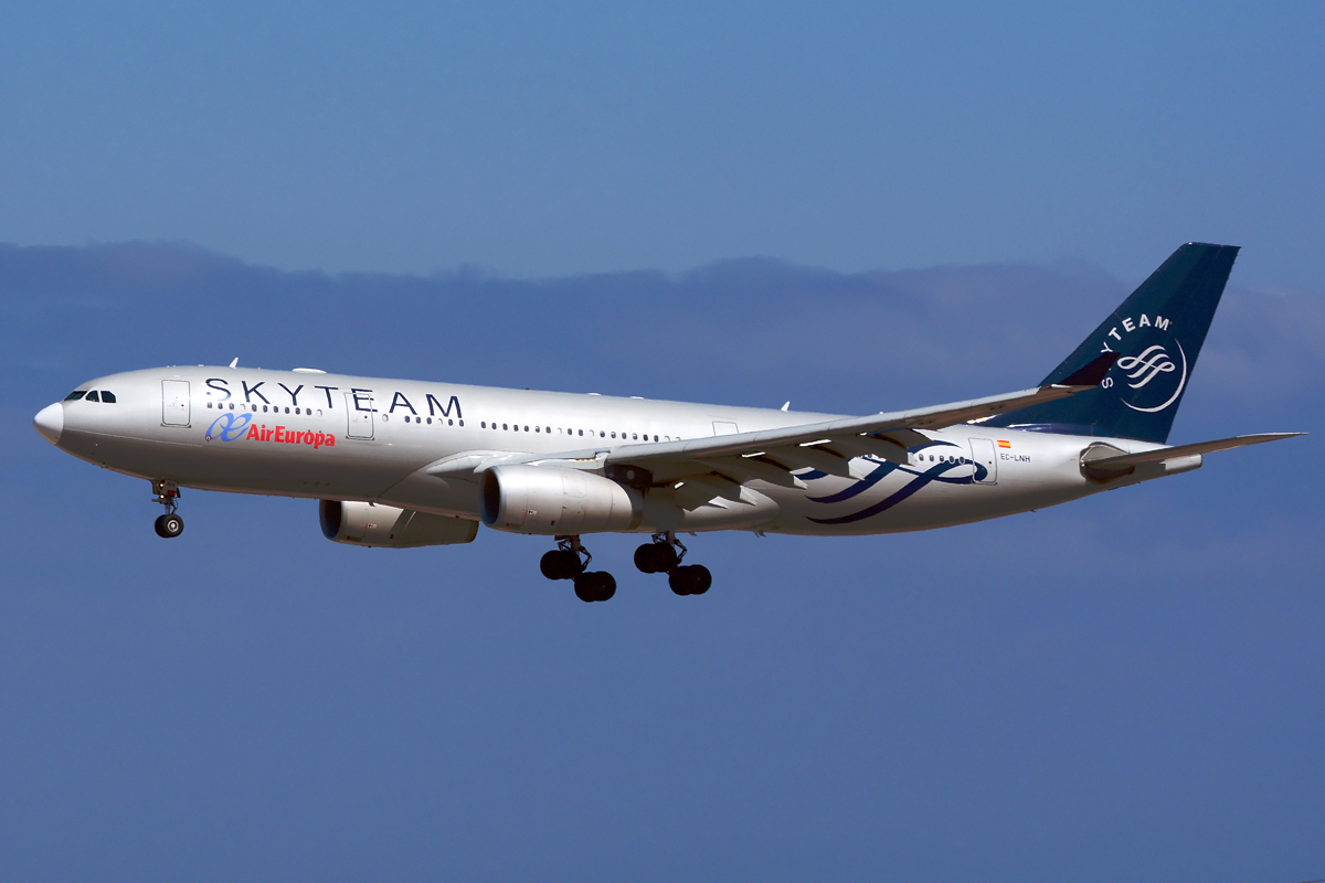 EC-LNH · Airbus A330-243 · (LPA / GCLP)
