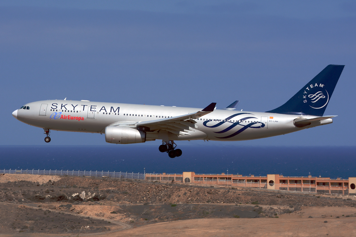 EC-LNH · Airbus A330-243 · (LPA / GCLP)