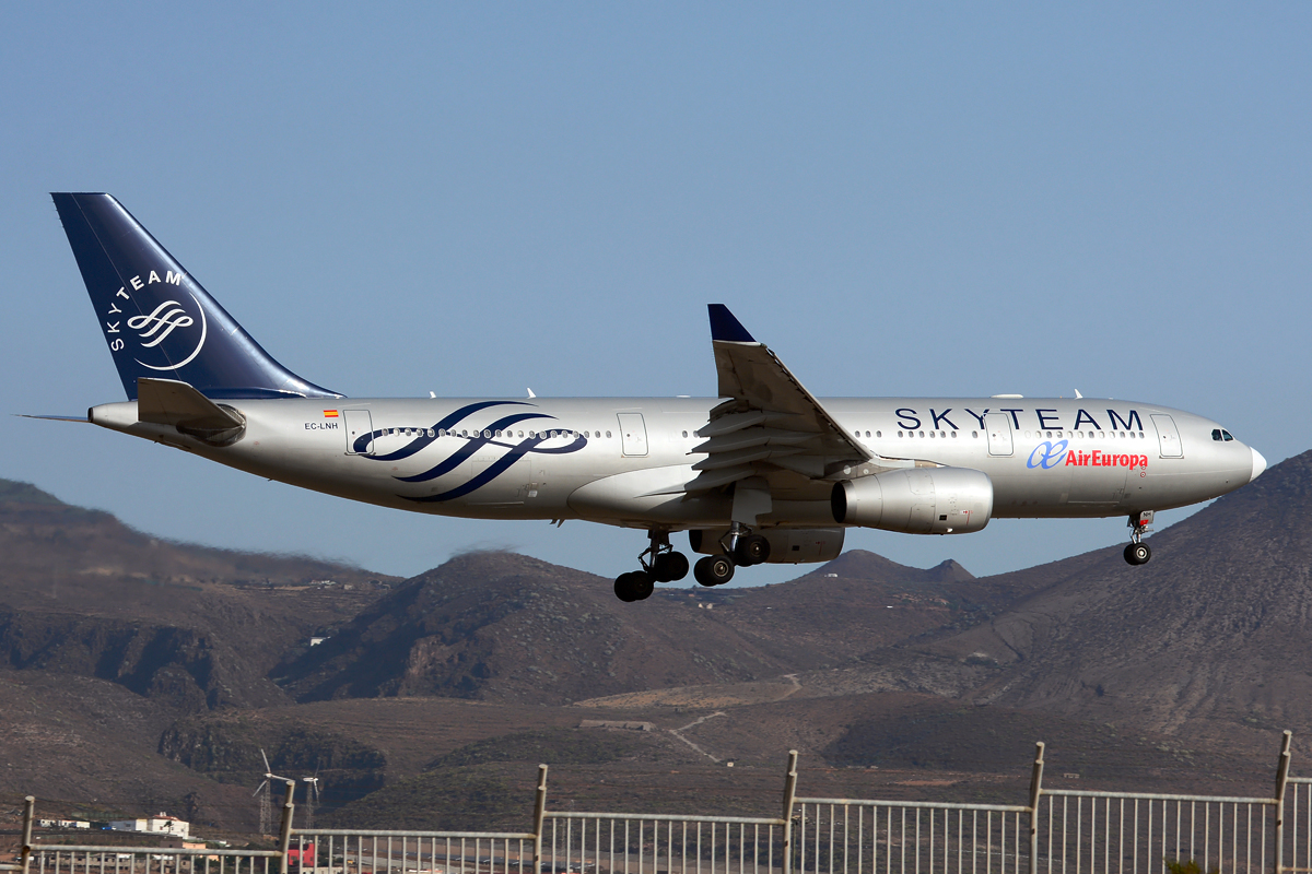 EC-LNH · Airbus A330-243 · (LPA / GCLP)
