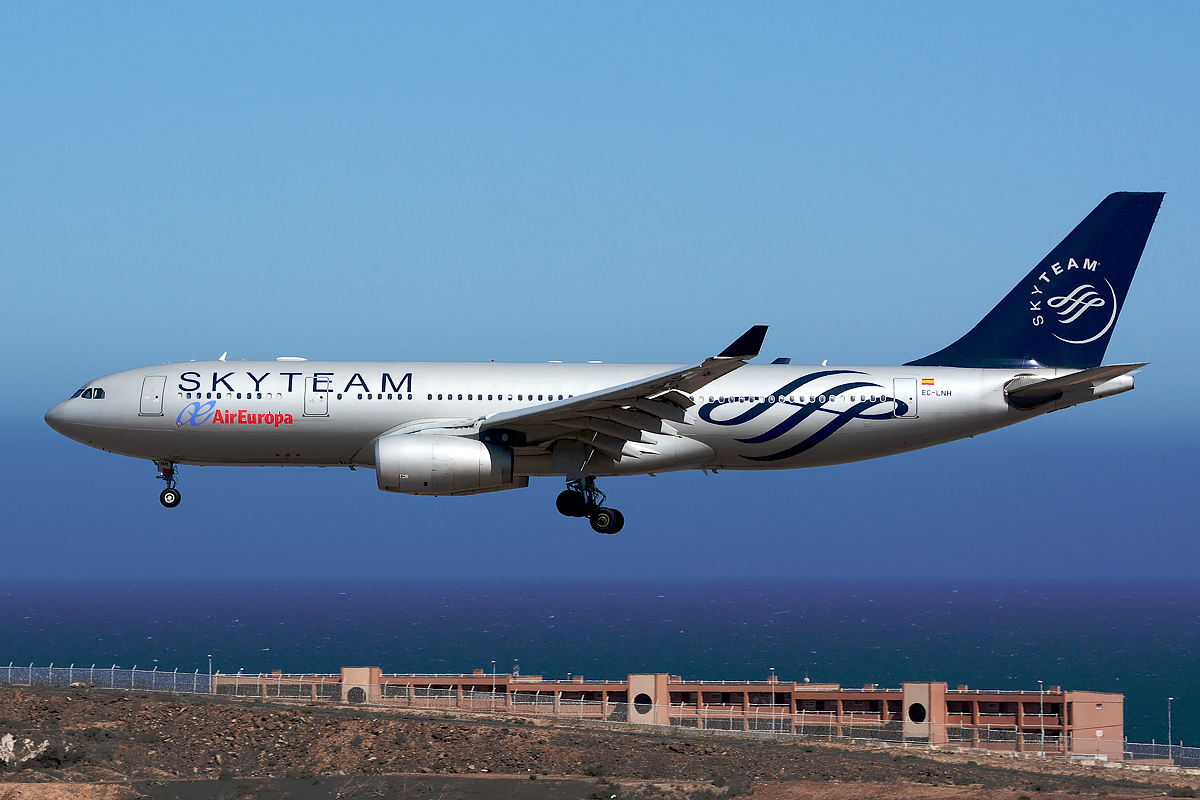 EC-LNH · Airbus A330-243 · (LPA / GCLP)