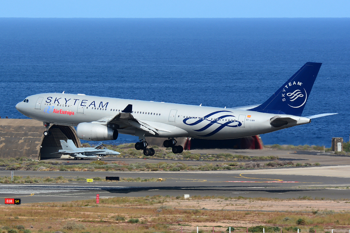 EC-LNH · Airbus A330-243 · (LPA / GCLP)