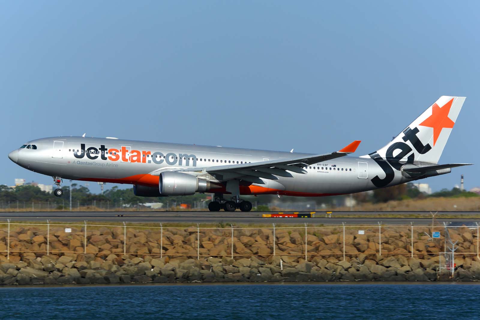 VH-EBF · Airbus A330-202 · (SYD / YSSY)