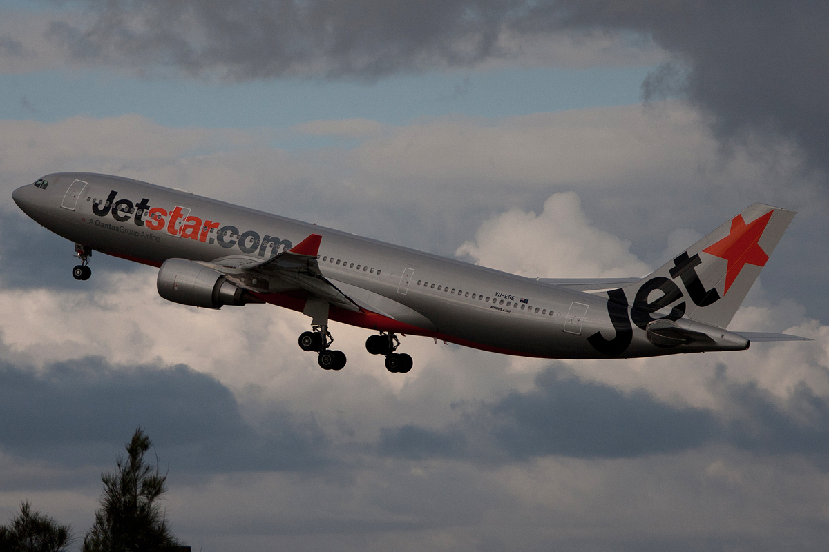 VH-EBE · Airbus A330-202 · (SYD / YSSY)