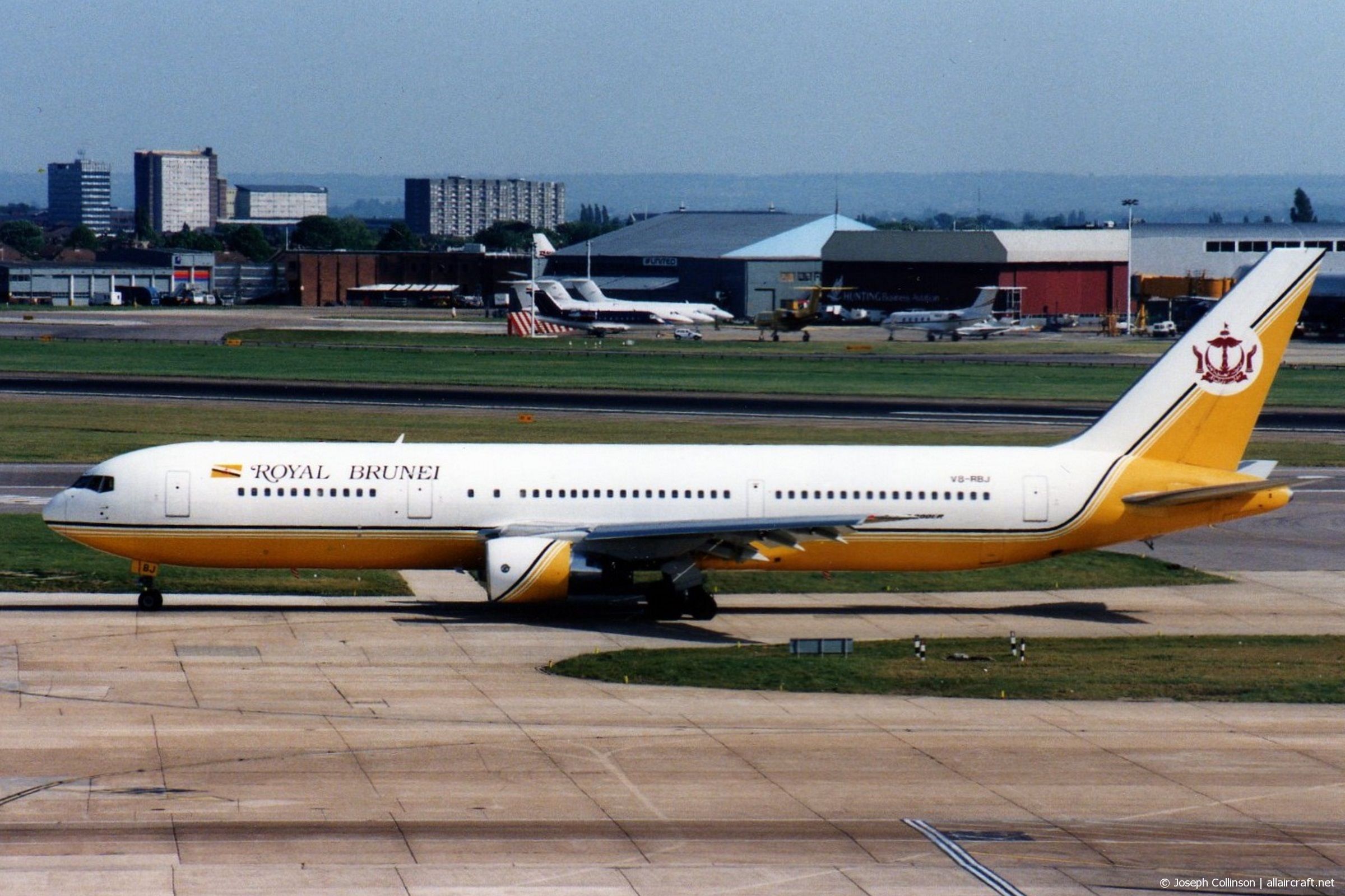 V8-RBJ · Boeing 767-33A/ER · (LHR / EGLL)