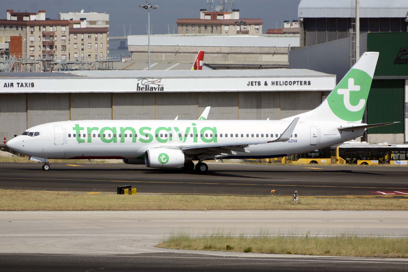 F-GZHA · Boeing 737-8GJ(WL) · (LIS / LPPT)