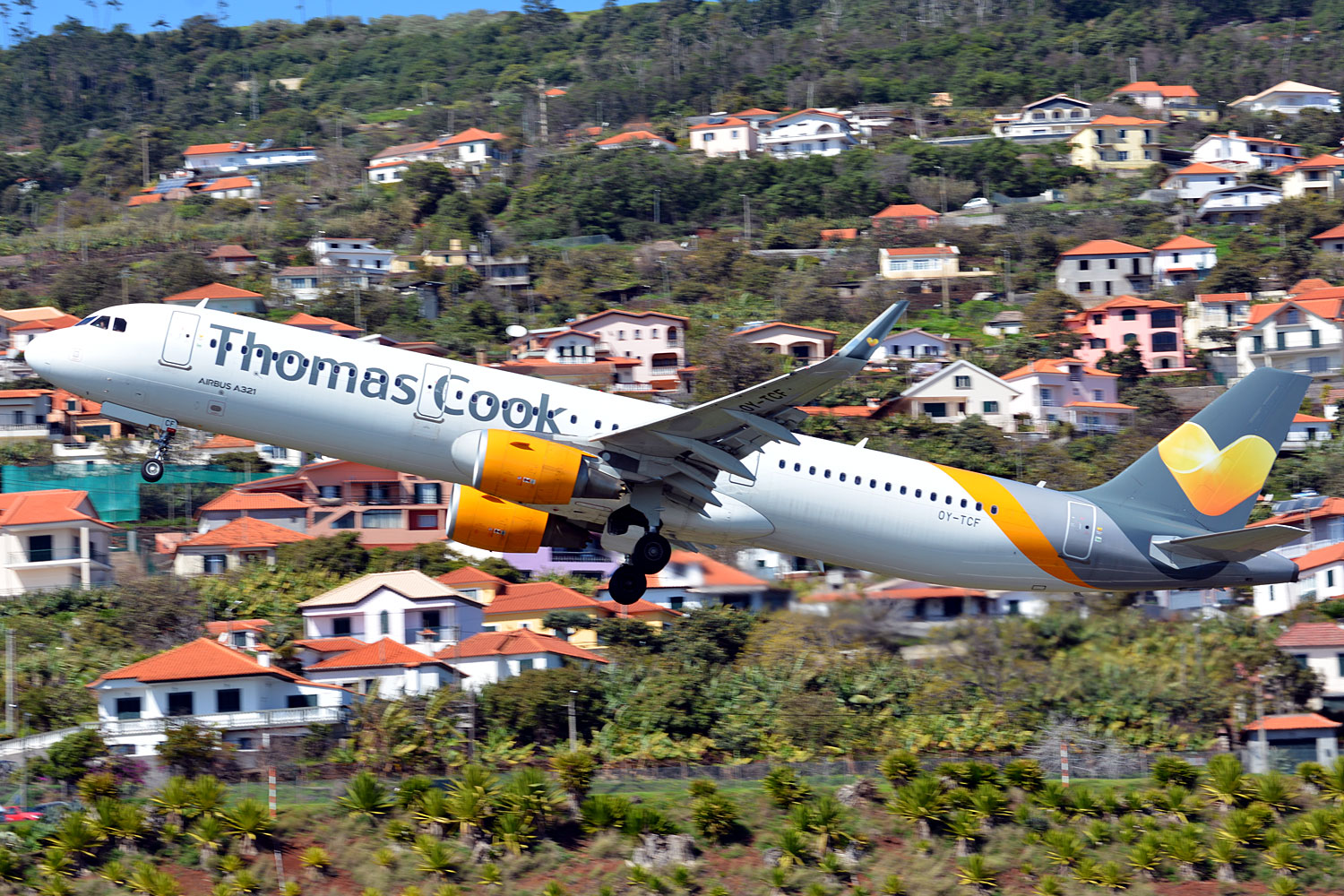OY-TCF · Airbus A321-211 · (FNC / LPMA)