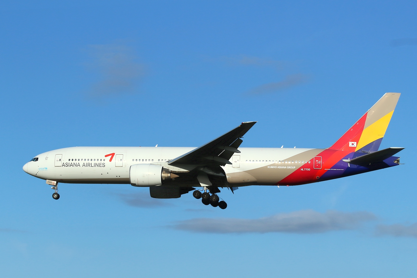 HL7700 · Boeing 777-28E/ER · (SYD / YSSY)