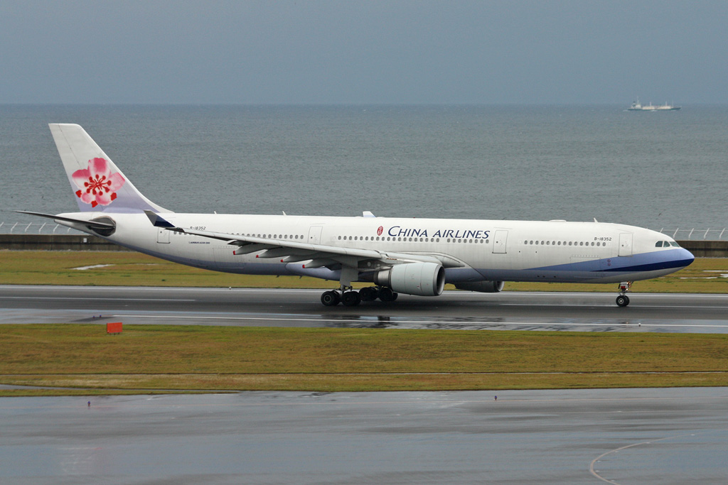 B-18352 · Airbus A330-302 · (NGO / RJGG)