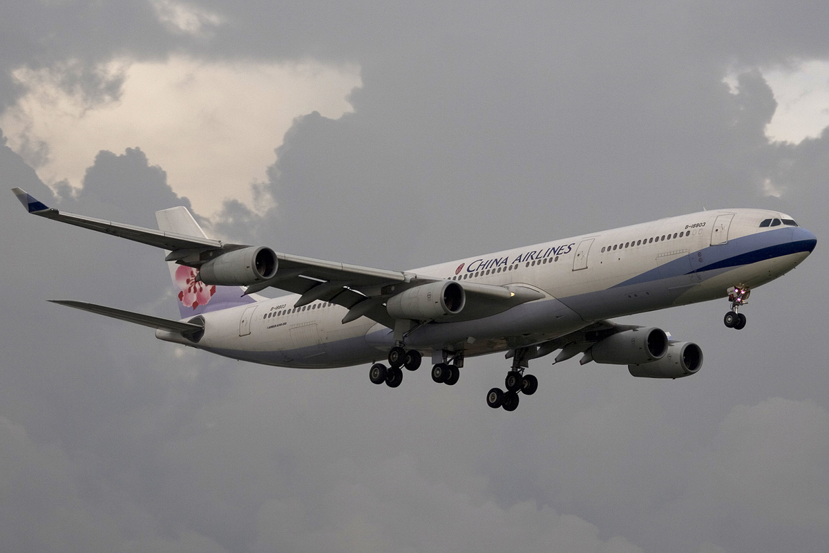 B-18803 · Airbus A340-313 · (SGN / VVTS)