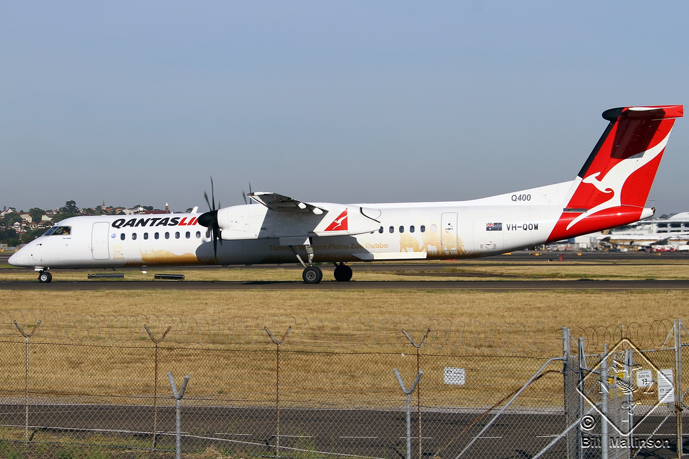 VH-QOW · Bombardier Dash 8-Q402 · (SYD / YSSY)