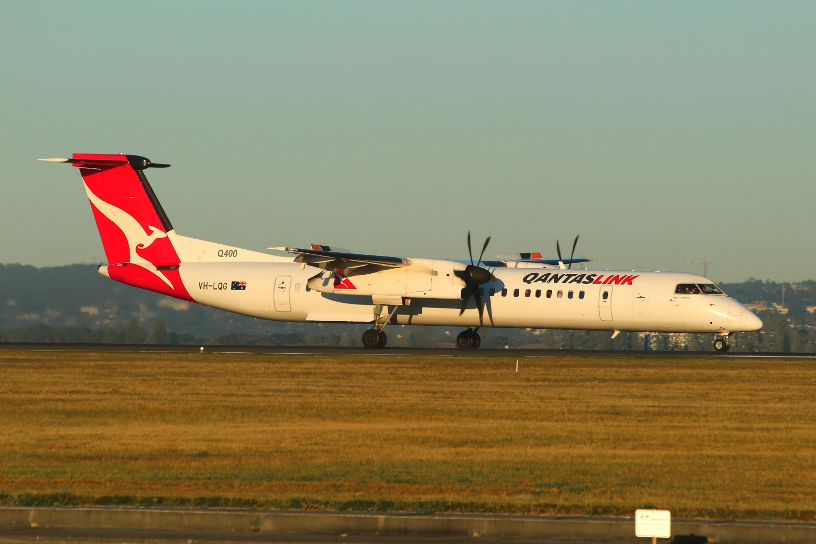 VH-LQG · Bombardier Dash 8-Q402 · (SYD / YSSY)