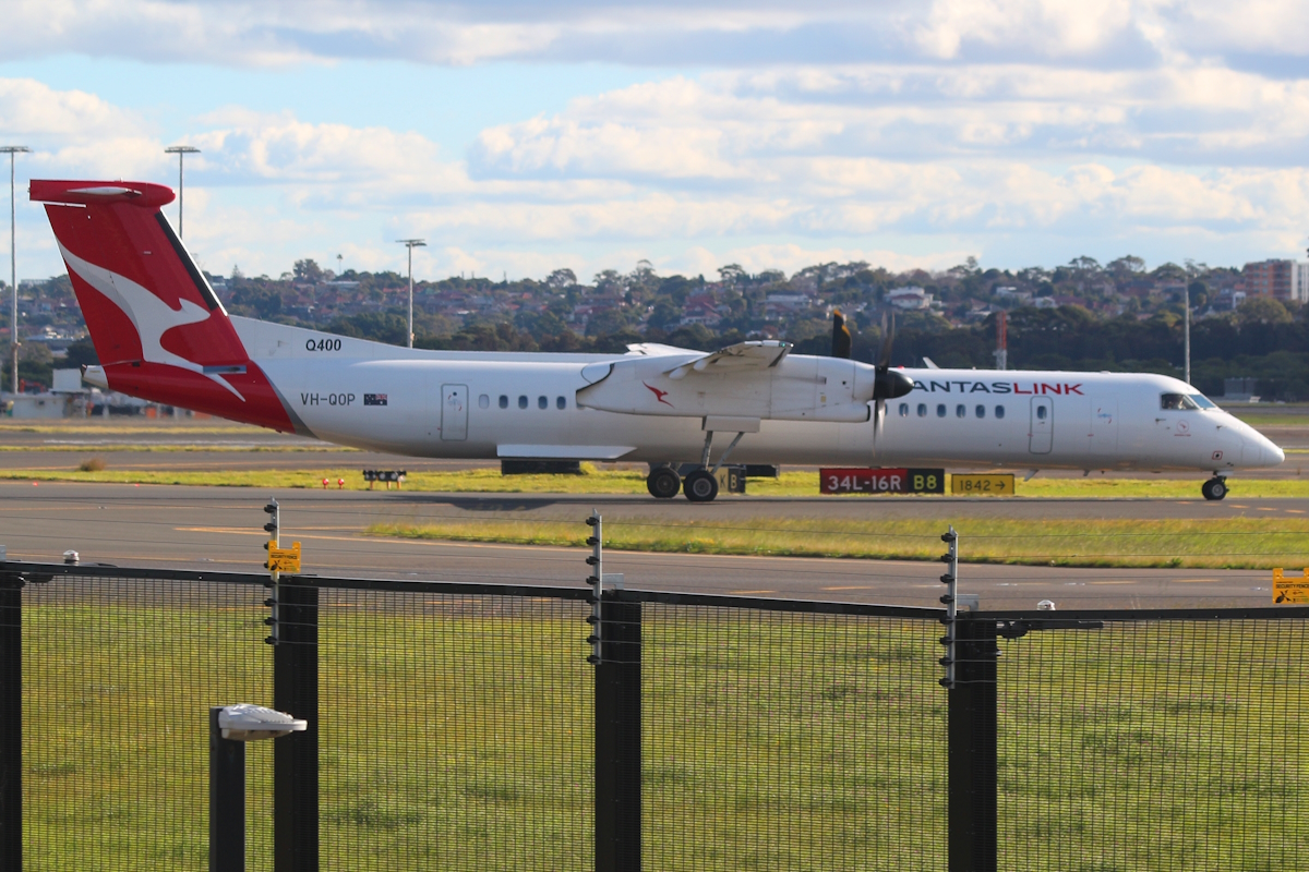 VH-QOP · Bombardier Dash 8-Q402 · SYD / YSSY