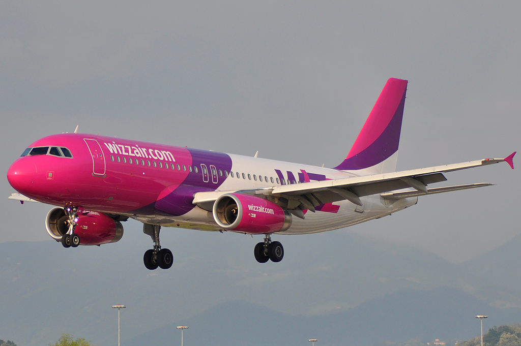 HA-LWC · Airbus A320-232 · (BGY / LIME)