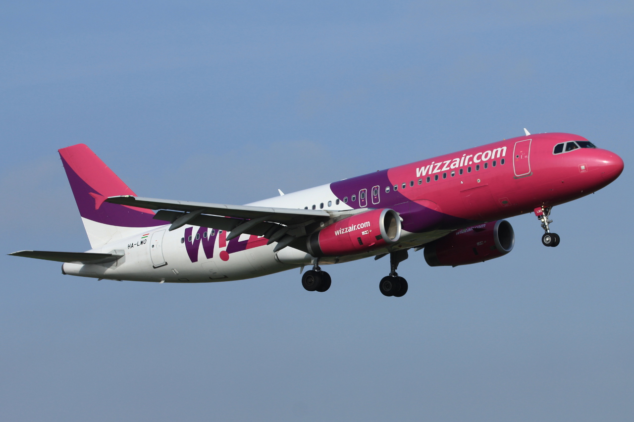 HA-LWO · Airbus A320-232 · (WAW / EPWA)