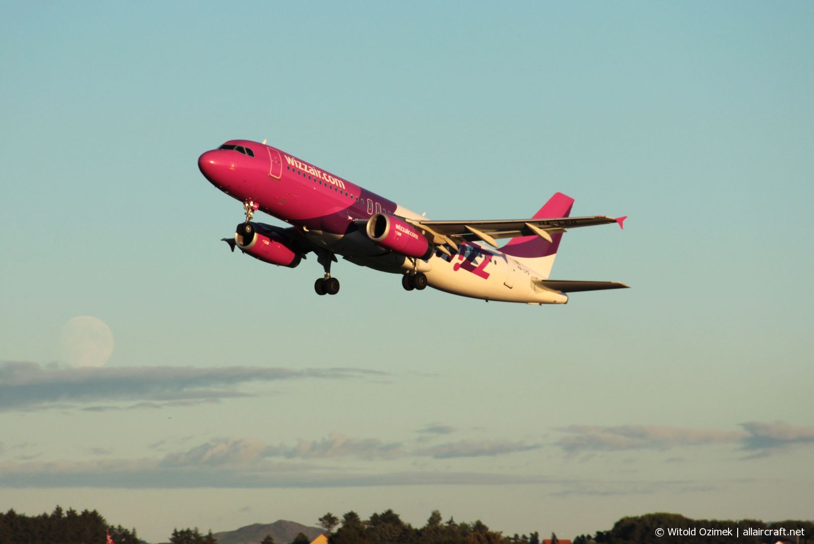 HA-LPQ · Airbus A320-232 · (SVG / ENZV)