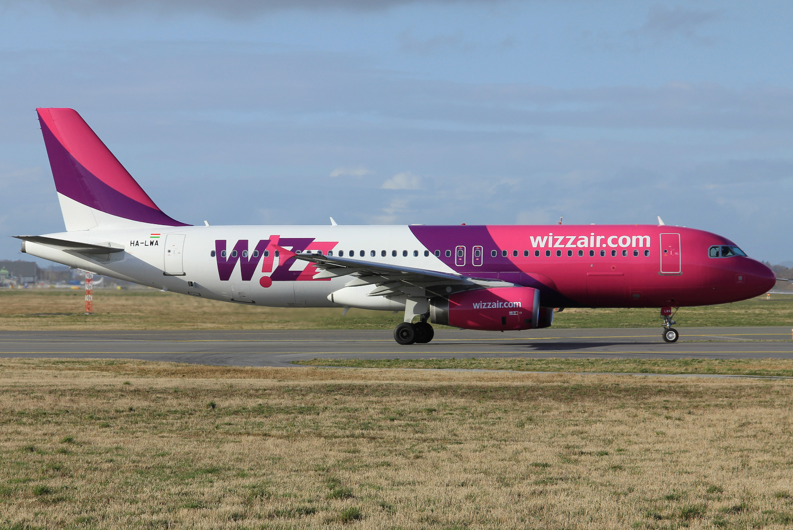 HA-LWA · Airbus A320-232 · (SVG / ENZV)