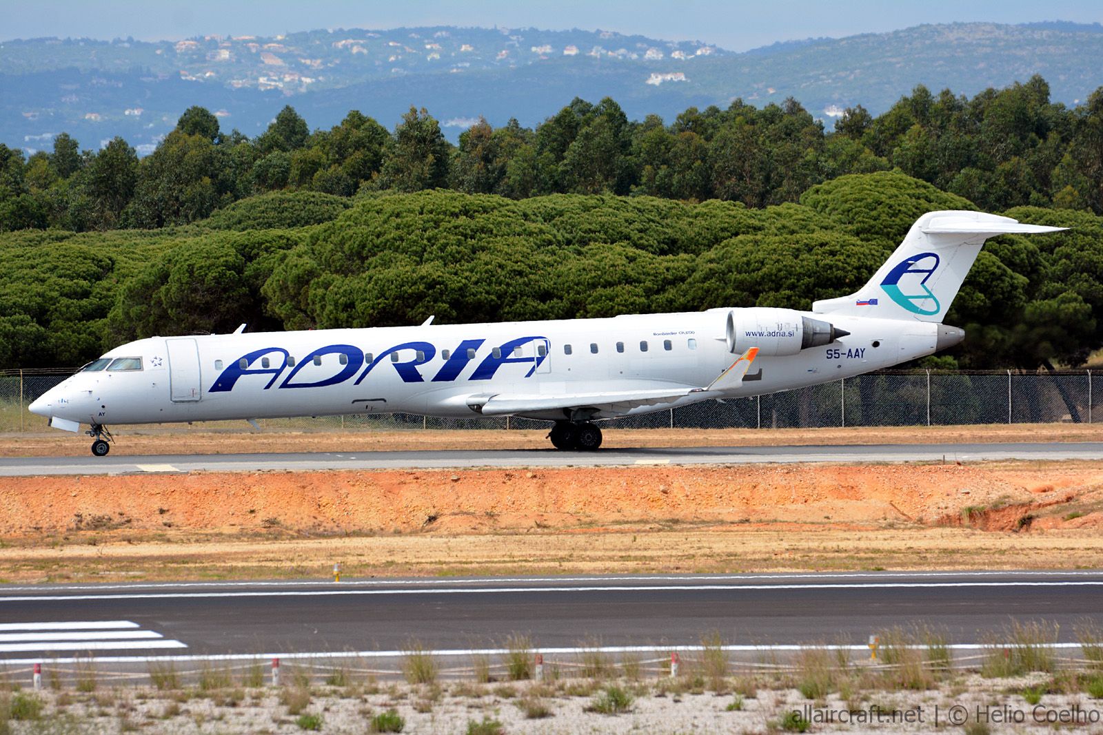 S5-AAY · Bombardier CRJ-701 · (FAO / LPFR)