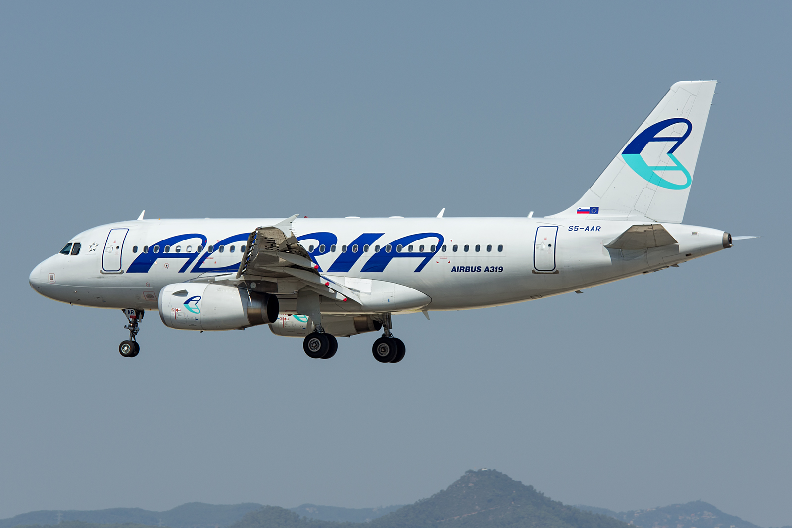 S5-AAR · Airbus A319-132 · (BCN / LEBL)
