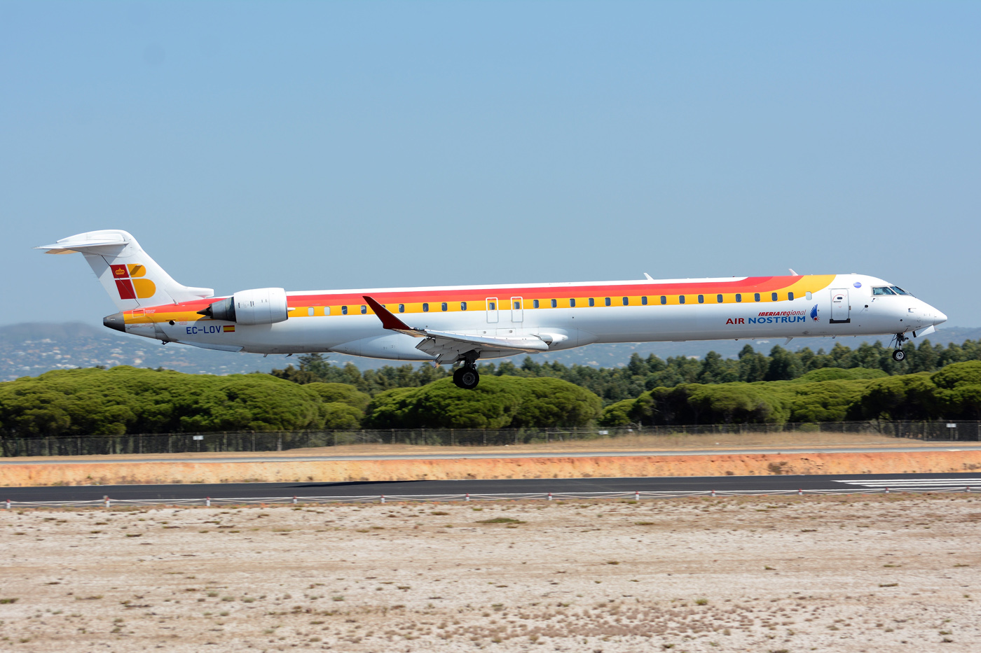 EC-LOV · Bombardier CRJ-1000 · (FAO / LPFR)