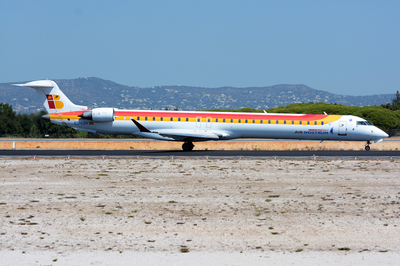EC-LOV · Bombardier CRJ-1000 · (FAO / LPFR)