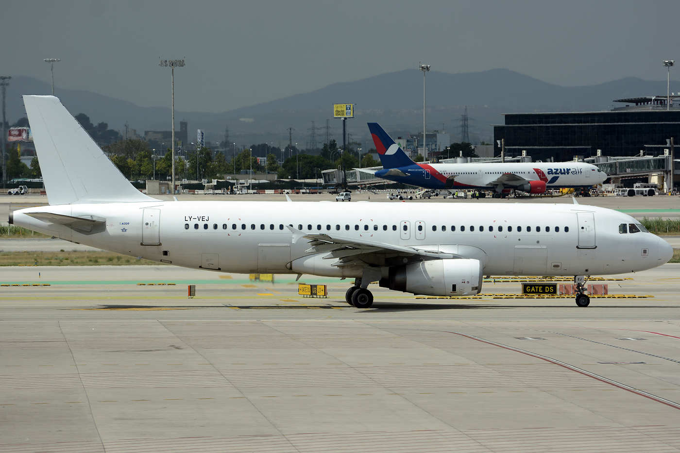 LY-VEJ · Airbus A320-232 · (BCN / LEBL)