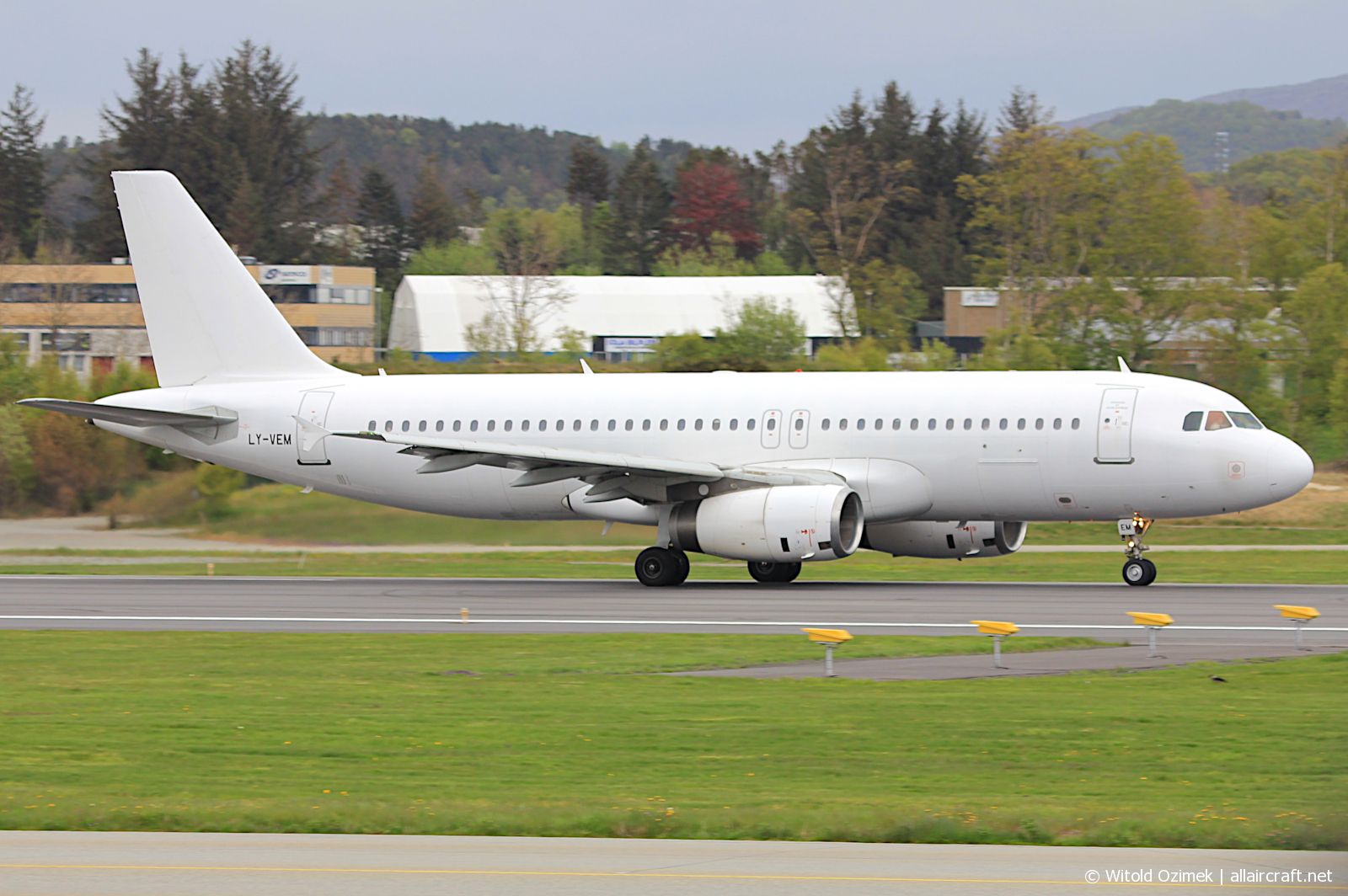 LY-VEM · Airbus A320-233 · (SVG / ENZV)