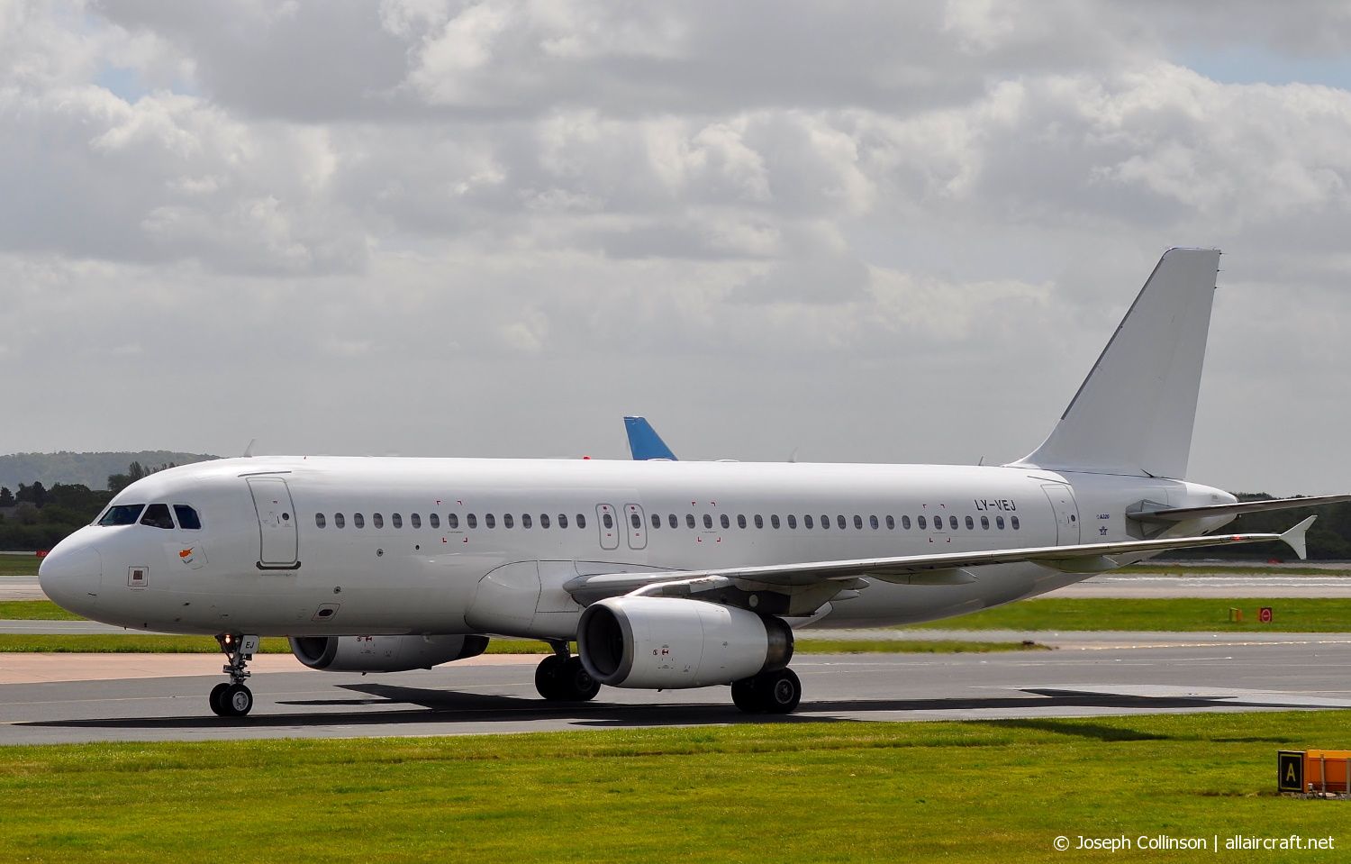 LY-VEJ · Airbus A320-232 · (MAN / EGCC)
