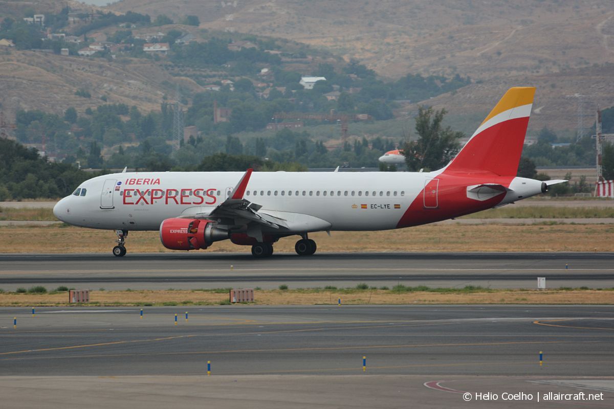 EC-LYE · Airbus A320-216(WL) · (MAD / LeMD)