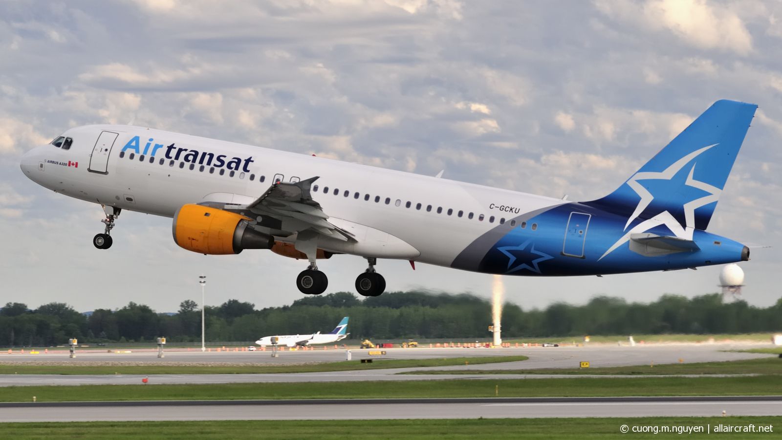 C-GCKU · Airbus A320-212 · (YUL / CYUL)