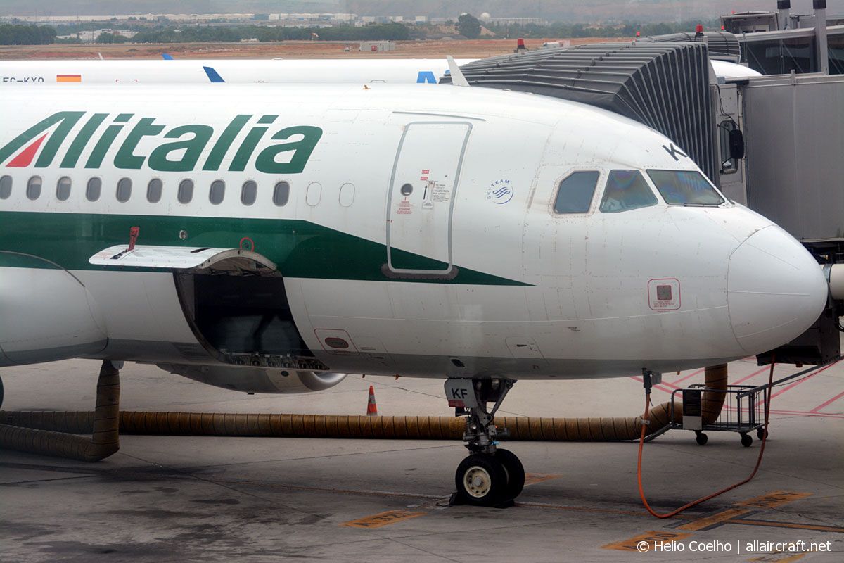 EI-IKF · Airbus A320-214 · (MAD / LEMD)