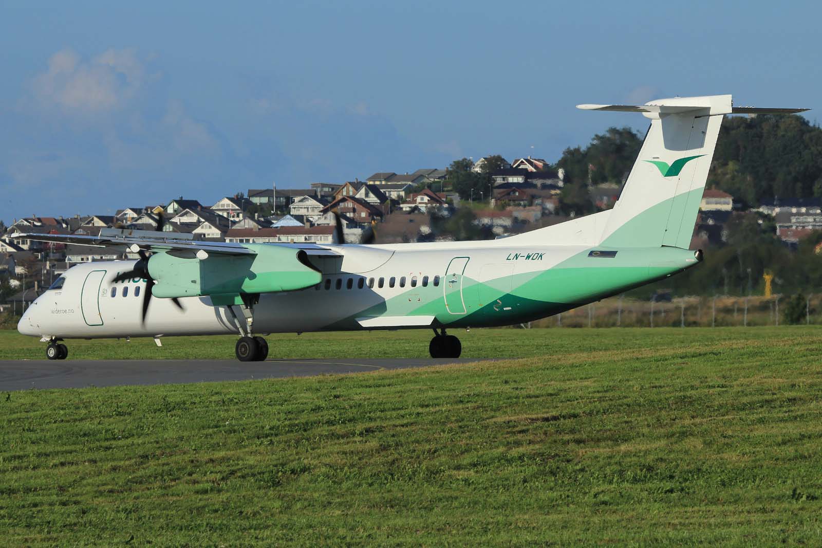 LN-WDK · Bombardier Dash 8-Q402 · (SVG / ENZV)