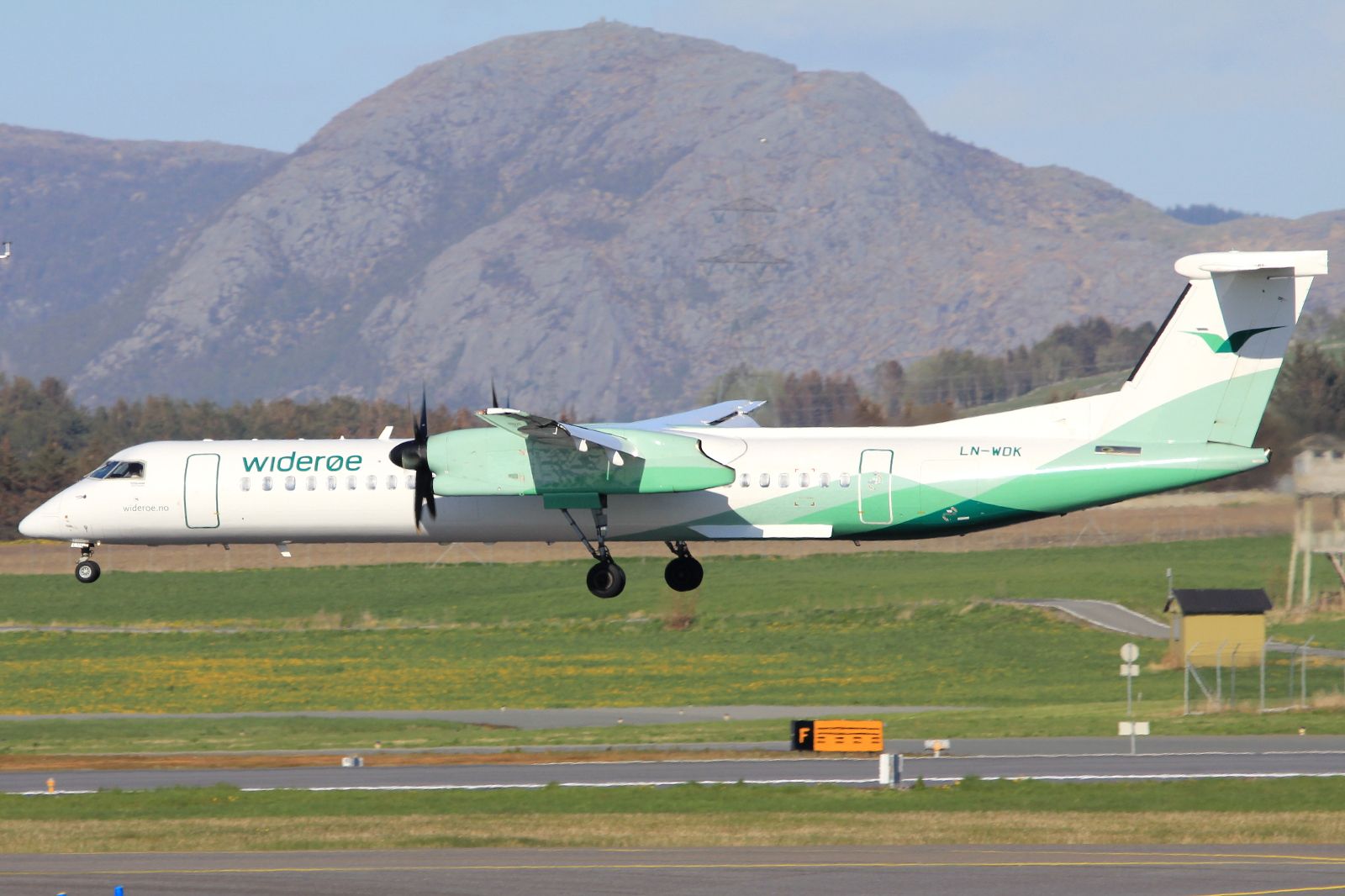LN-WDK · Bombardier Dash 8-Q402 · (SVG / ENZV)