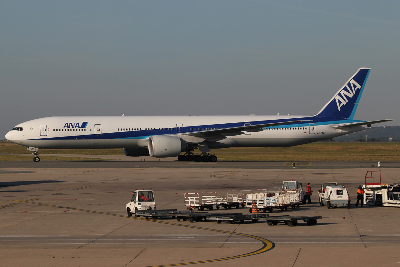 JA782A · Boeing 777-381/ER · (CDG / LFPG)