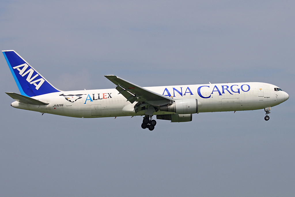 JA8286 · Boeing 767-381/ER(BCF) · (NRT / RJAA)