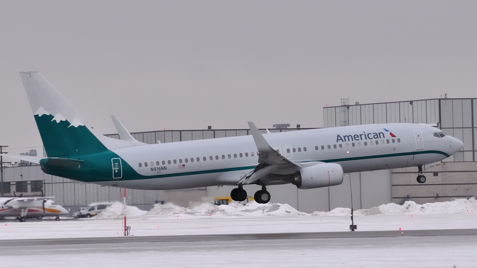 N916NN · Boeing 737-823 · (YUL / CYUL)