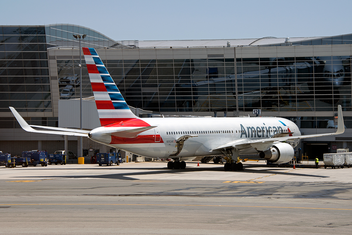 N392AN · Boeing 767-323/ER · (JFK / KJFK)