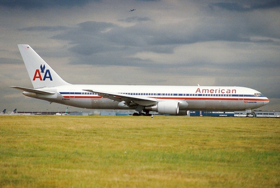 N382AN · Boeing 767-323/ER · (LHR / EGLL)