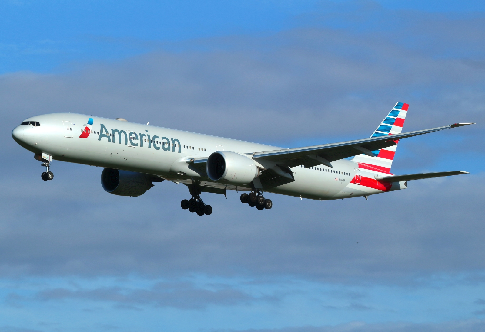N717AN · Boeing 777-323/ER · (SYD / YSSY)
