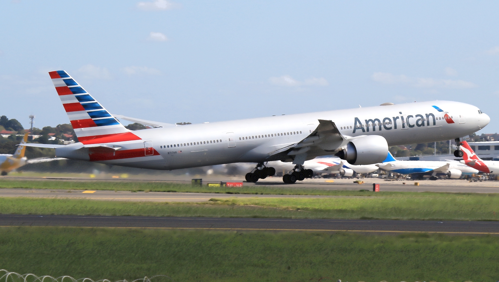 N717AN · Boeing 777-323/ER · (SYD / YSSY)