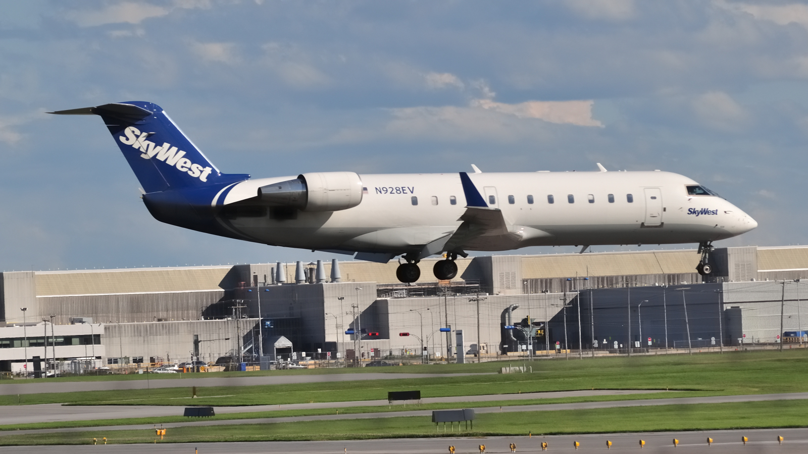 N928EV · Bombardier CRJ-200ER · (YUL / CYUL)