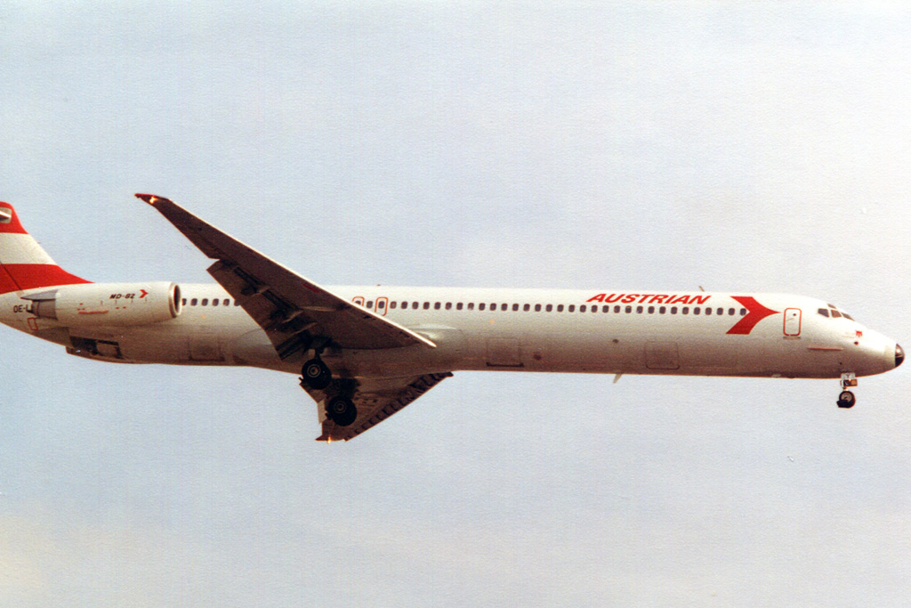 OE-LDY · McDonnell Douglas MD-81 · (LHR / EGLL)