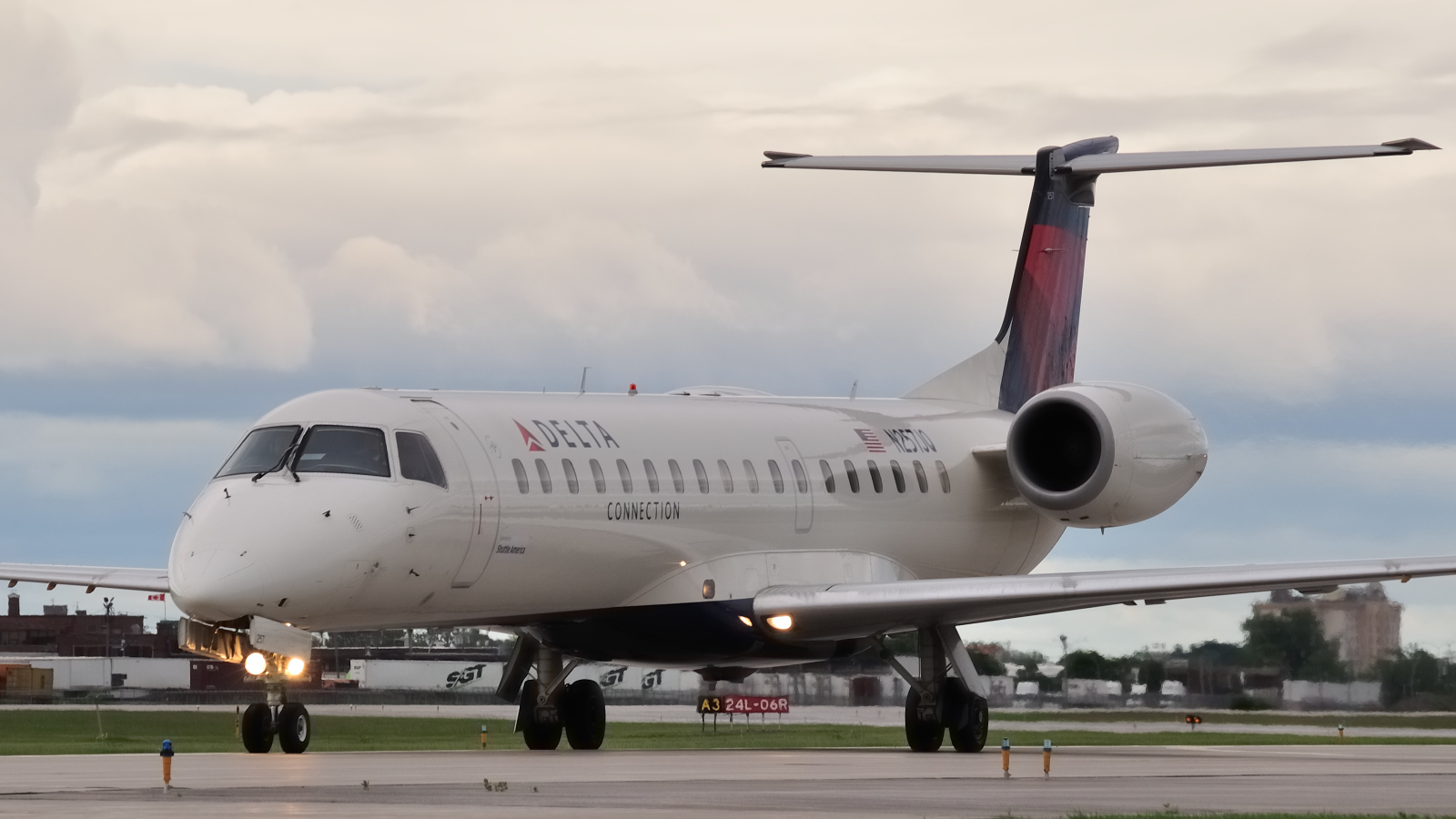 N257JQ · Embraer ERJ-145LR · (YUL / CYUL)