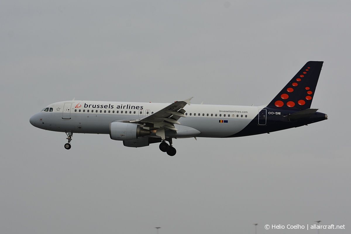 OO-SNI · Airbus A320-214 · (LIS / LPPT)