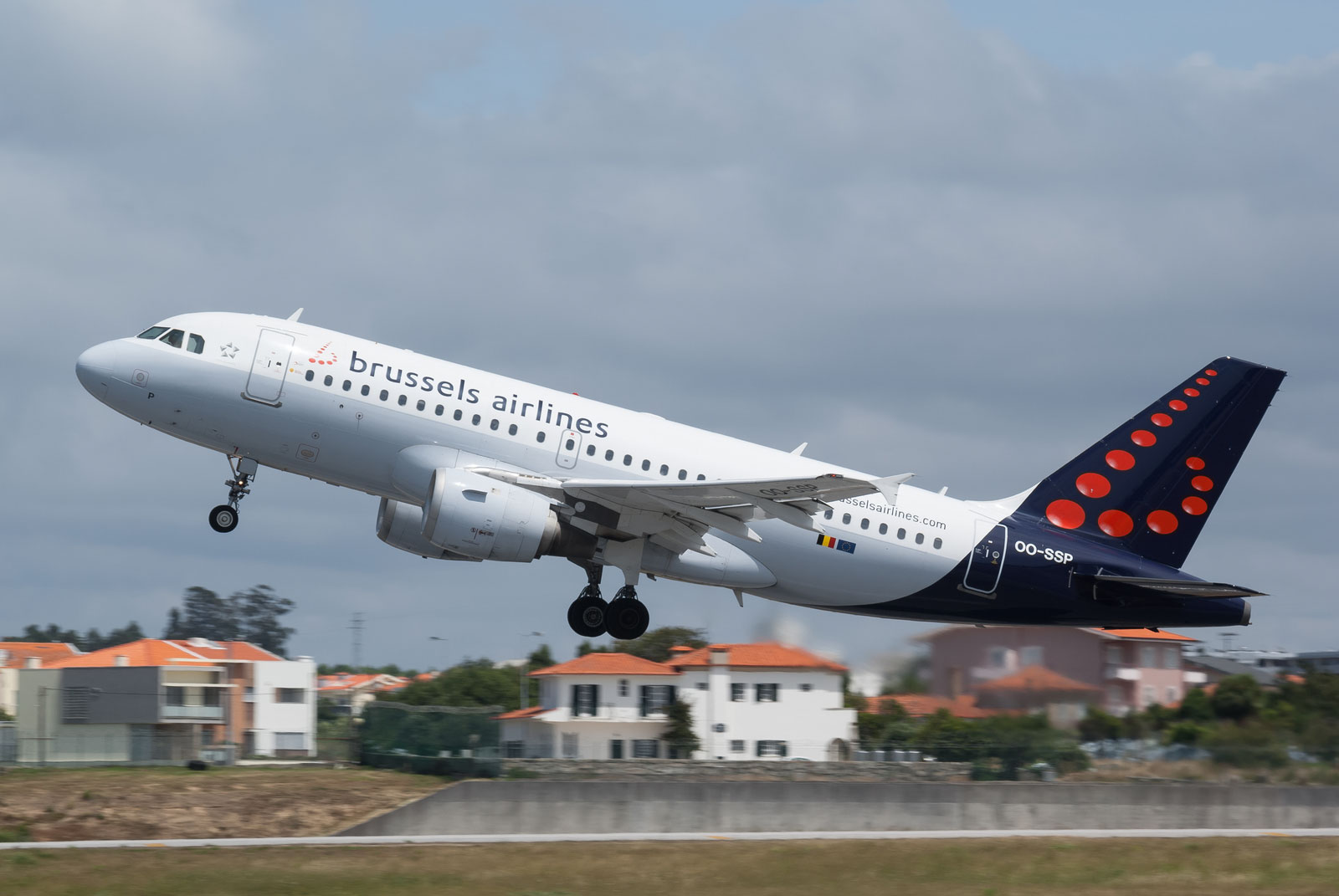 OO-SSP · Airbus A319-113 · (OPO / LPPR)