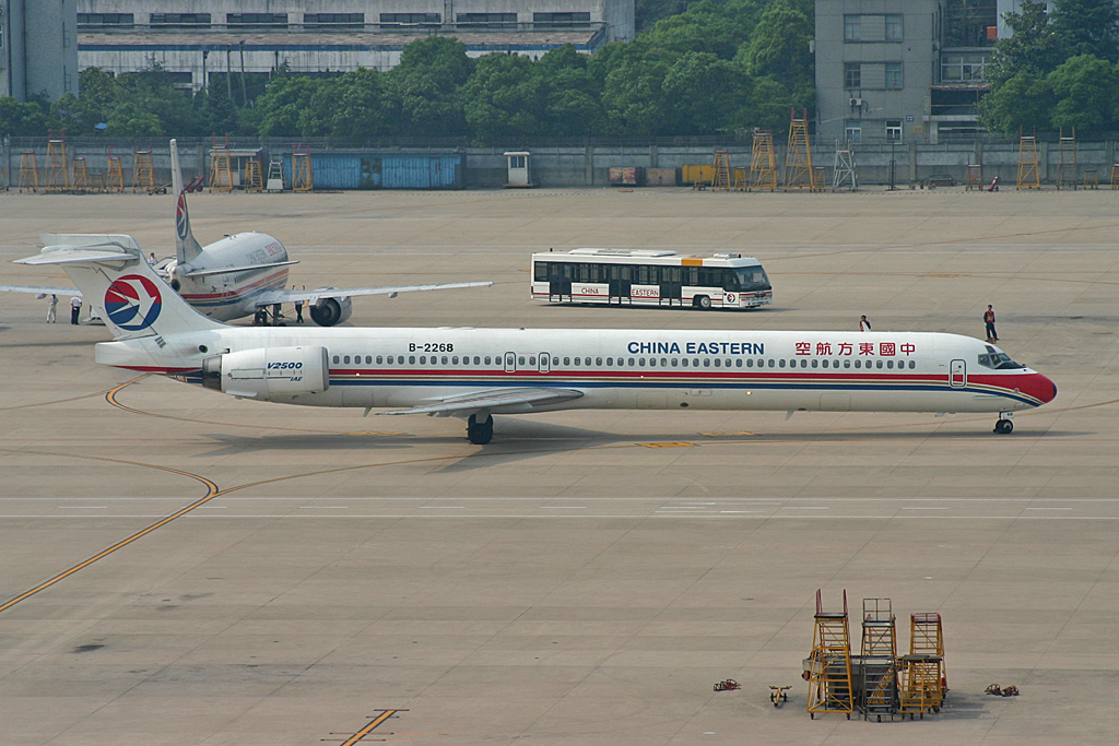 B-2268 · McDonnell Douglas MD-90-30 · (SHA / ZSSS)