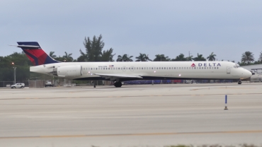 N963DN · McDonnell Douglas MD-90-30 · (FLL / KFLL)