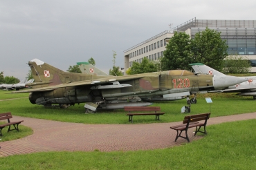 120 · Mikoyan-Gurevich MiG-23MF · (EPKC)