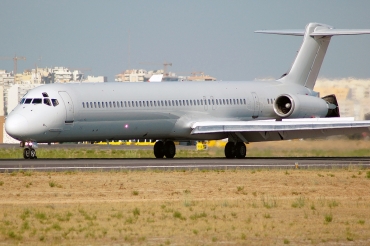 OE-LOG · McDonnell Douglas MD-83 · (FAO / LPFR)