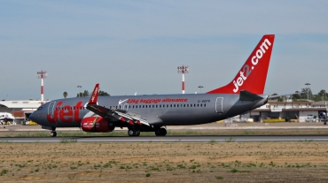 G-GDFR · Boeing 737-8Z9(WL) · (FAO / LPFR)