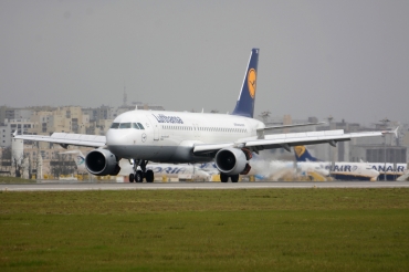 D-AIZH · Airbus A320-214 · (FAO / LPFR)